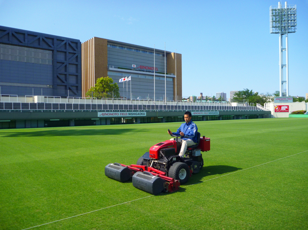 味の素フィールド西が丘（国立スポーツ科学センターサッカー場） 芝生維持管理の写真1